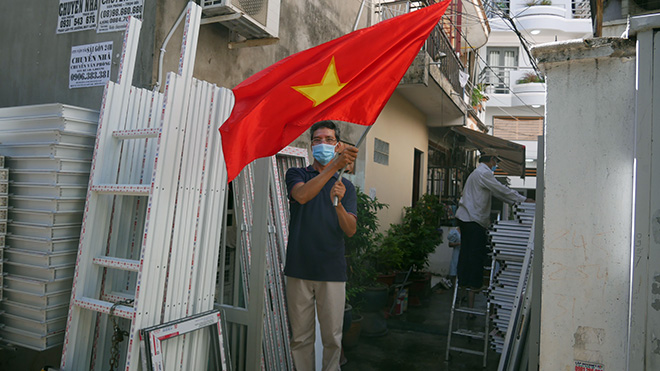 Người dân vỡ òa hạnh phúc khi hẻm liên quan đến nhóm truyền giáo được dỡ phong tỏa - 2