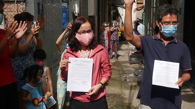 Người dân vỡ òa hạnh phúc khi hẻm liên quan đến nhóm truyền giáo được dỡ phong tỏa - 3