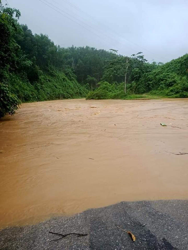 Phó trưởng Công an xã vật lộn với “tử thần” trong dòng lũ cứu người - 2