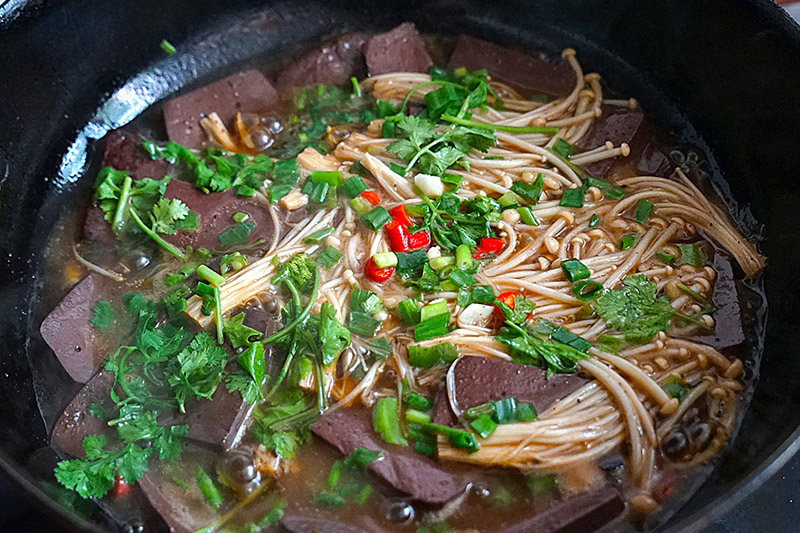Nguyên liệu rẻ nhất của con lợn nấu với nấm kim châm thành món đại ngon đại bổ - 6