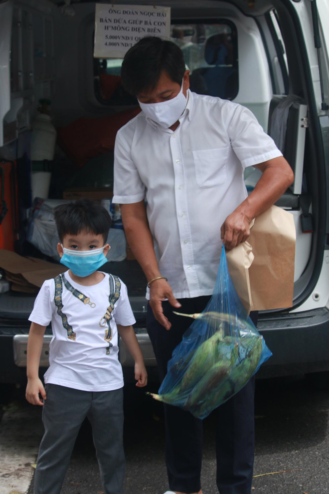 Ông Đoàn Ngọc Hải bán hết xe hoa quả sau 15 phút, “lãi” hơn 4 triệu đồng - 4