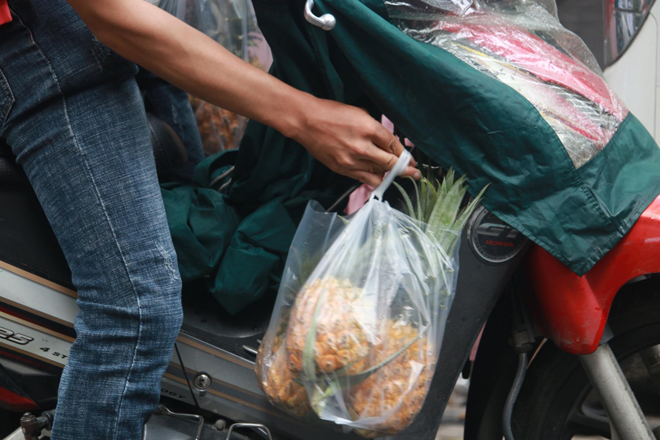 Ông Đoàn Ngọc Hải bán hết xe hoa quả sau 15 phút, “lãi” hơn 4 triệu đồng - 5