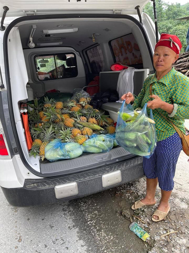 Ông Đoàn Ngọc Hải bán hết xe hoa quả sau 15 phút, “lãi” hơn 4 triệu đồng - 8