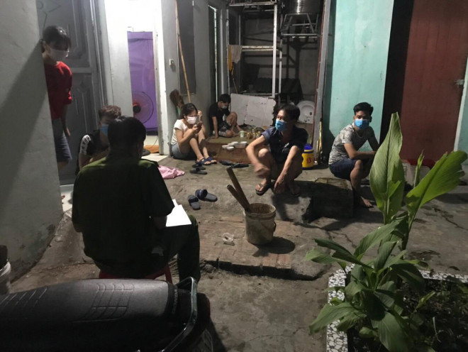 Chủ nhà trọ mang bia vào cùng 6 người tụ tập xem bóng đá dù đang giãn cách xã hội - 1