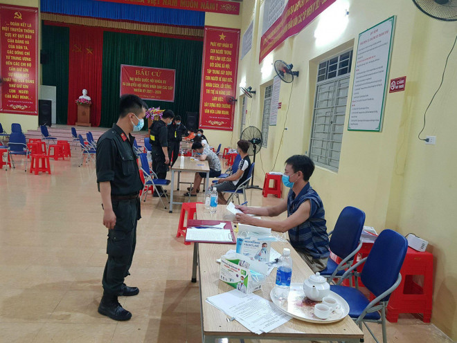 Chủ nhà trọ mang bia vào cùng 6 người tụ tập xem bóng đá dù đang giãn cách xã hội - 2