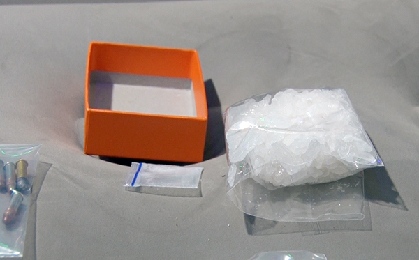 Đối tượng truy nã mang theo súng và 40 viên đạn - 2