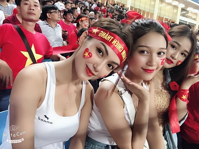Hà Vũ và Trần Ngọc Anh thu hút sự chú ý khi xuất hiện trên khán đài cổ vũ trận U23 Việt Nam vs U23 Uzbekistan vào năm 2018.
