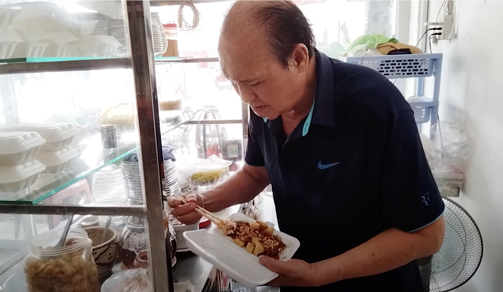 Danh hài Duy Phương bán bánh bèo không ai ăn, buồn vì bị nói "chìa tay xin  tiền" - Ngôi sao