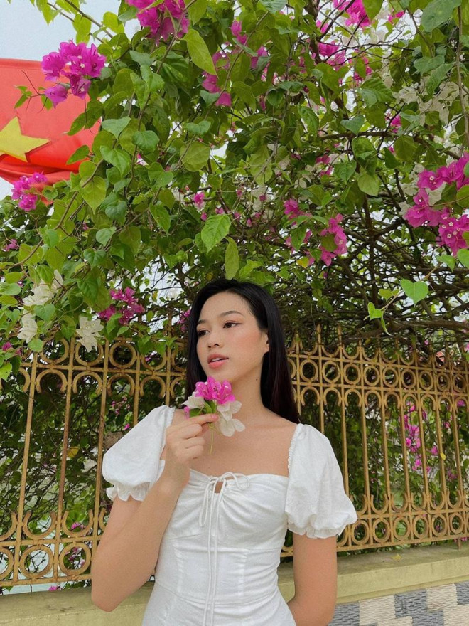 Hoa hậu Đỗ Thị Hà xinh tươi trong bộ ảnh chụp tại vườn nhà, cư dân mạng nhẹ nhàng quá!  - Đầu tiên