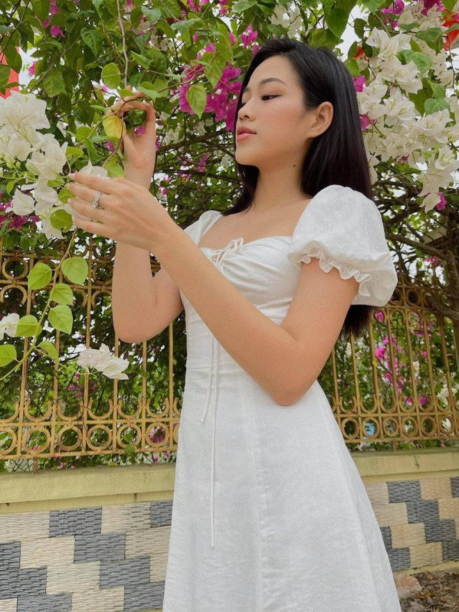 Hoa hậu Đỗ Thị Hà xinh tươi trong bộ ảnh chụp tại vườn nhà, cư dân mạng nhẹ nhàng quá!  - 5