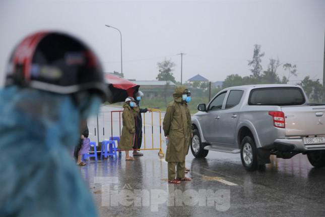 Xúc động hình ảnh chiến sĩ dầm mưa bám chốt chống dịch COVID-19 - 2