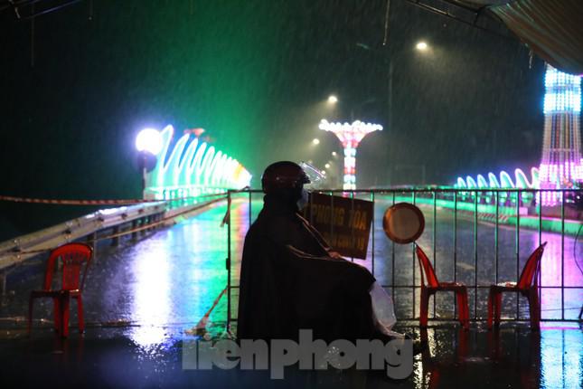 Xúc động hình ảnh chiến sĩ dầm mưa bám chốt chống dịch COVID-19 - 15