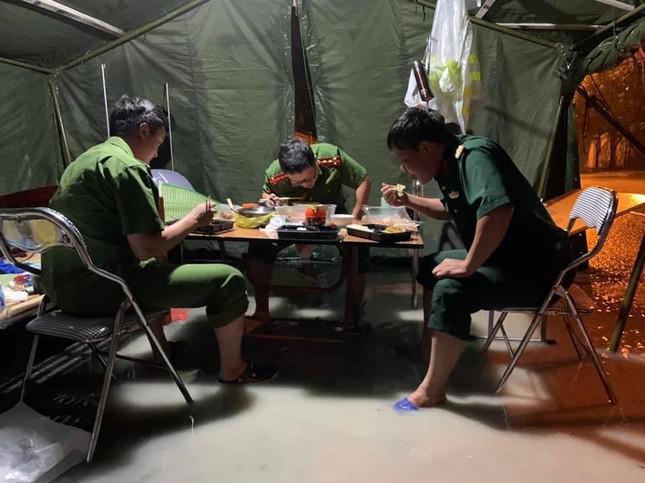 Xúc động hình ảnh chiến sĩ dầm mưa bám chốt chống dịch COVID-19 - 17