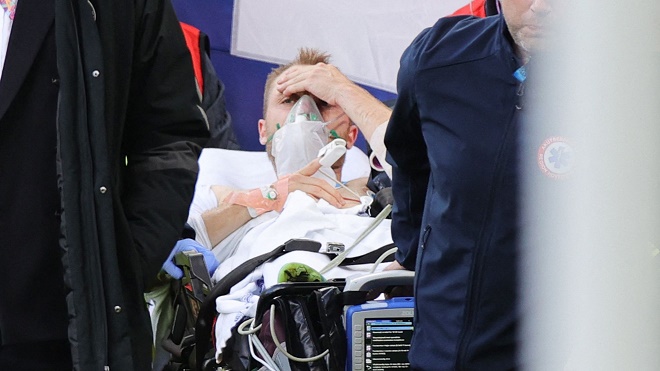 Eriksen bất tỉnh chấn động EURO: Nguy cơ bị cấm thi đấu và phải giải nghệ - 1