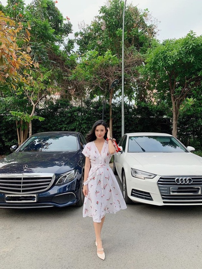 Midu là một trong những quý cô độc thân giàu có trong showbiz Việt. Người đẹp sở hữu hai chiếc xe hơi riêng làm phương tiện đi lại.

