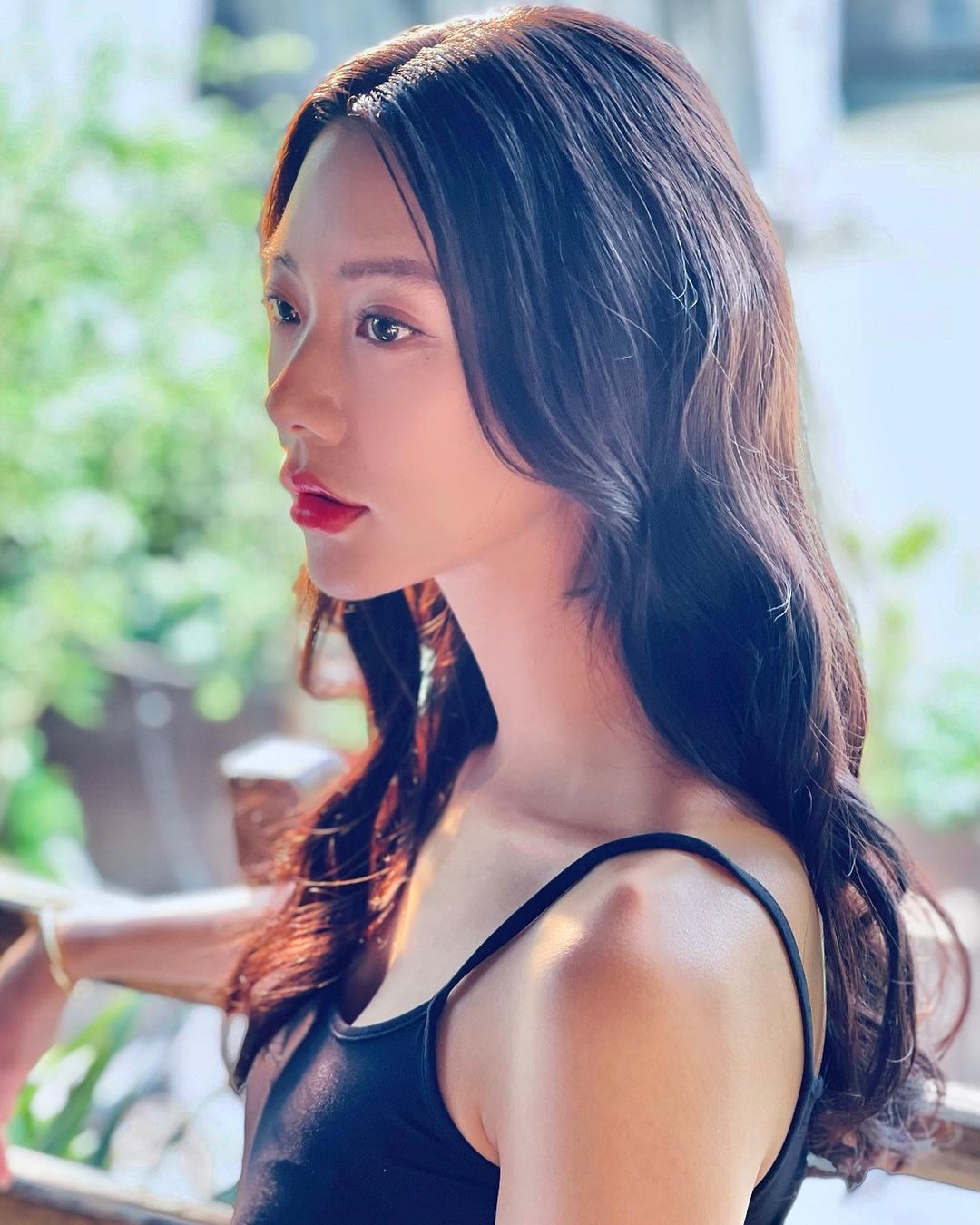 "Bom gợi cảm gây náo loạn hồ Gươm" ở nhà nghỉ dịch vẫn miệt mài "đúc" dáng - 4