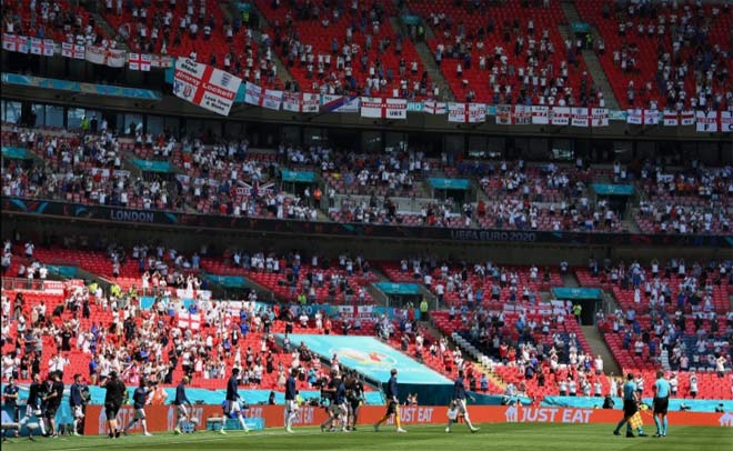 Thêm cú sốc EURO: Fan ĐT Anh ngã từ khán đài, tính mạng nguy kịch - 1