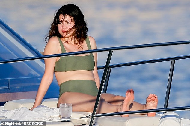 Selena Gomez vẫn đẹp hút hồn cả triệu người dù bị chê béo ở mức báo động - 5