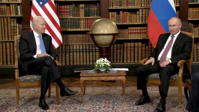 Ông Putin và ông Biden giữ khuôn mặt lạnh và tránh nhìn nhau - 1