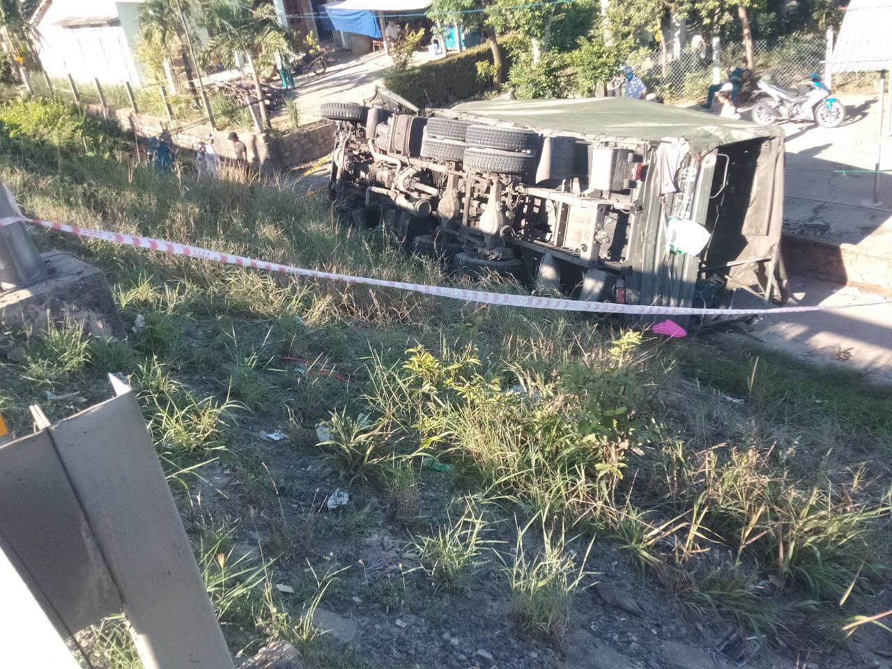 Xe biển đỏ lao vào taluy, 2 người tử vong - 2