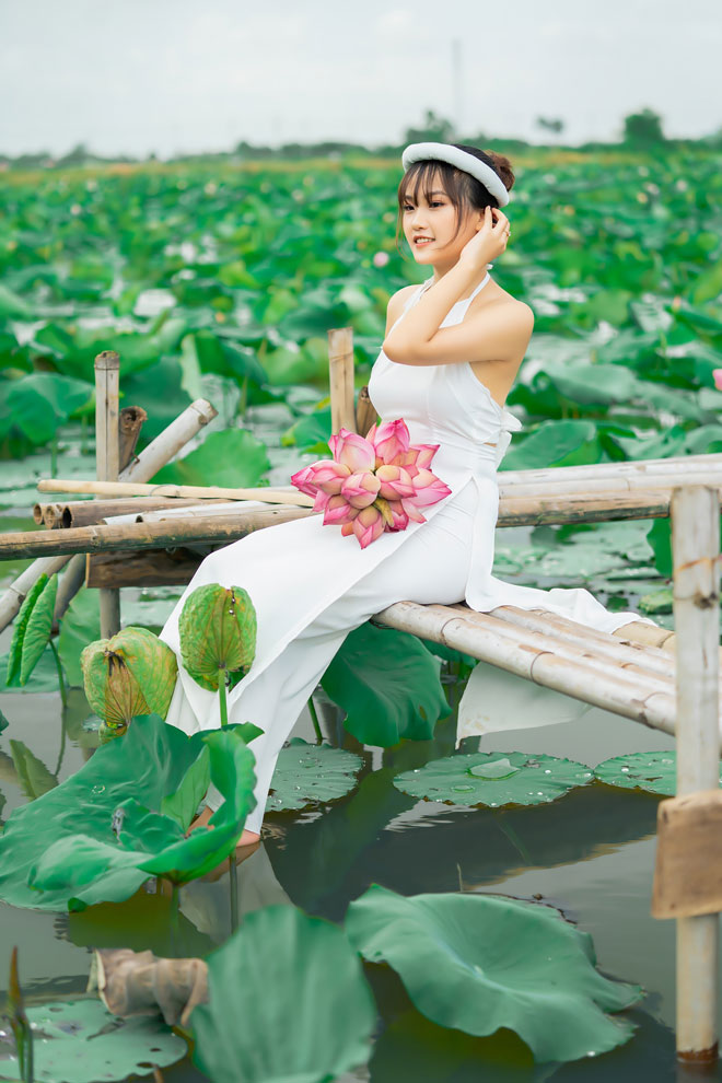 Cô gái đang chụp ảnh sen thì bị lật thuyền, cảnh tượng sau đó khiến nhiều người trầm trồ - 4