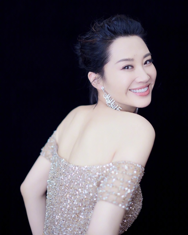 "Thánh cô Nhậm Doanh Doanh đẹp nhất" vẫn quyến rũ ngây ngất ở tuổi bà ngoại nhờ điều này - 3