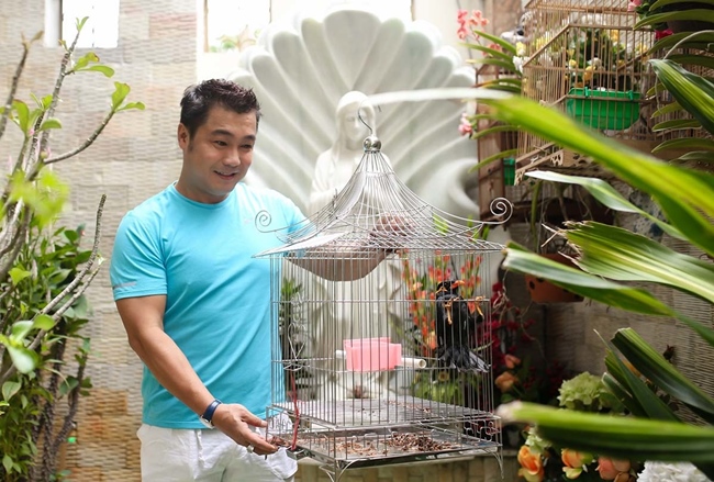Thú vui tao nhã nuôi chim, trồng cây của Lý Hùng ở căn biệt thự sang trọng.
