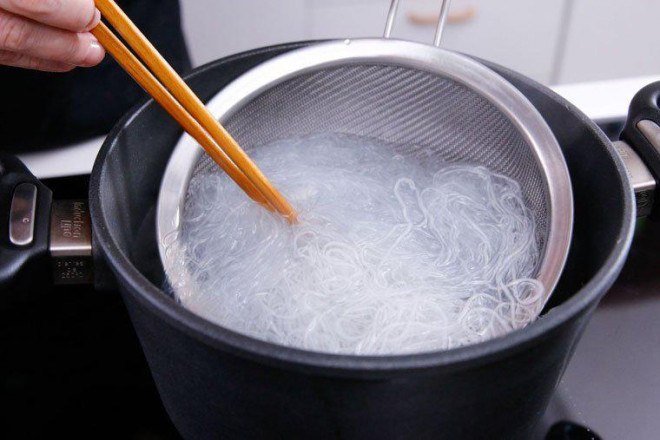 Đổi vị với món miến trộn hải sản kiểu Thái - 3