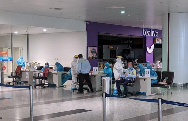 Phân luồng riêng, xét nghiệm ngẫu nhiên 1.000 người từ TP HCM qua sân bay Nội Bài - 1