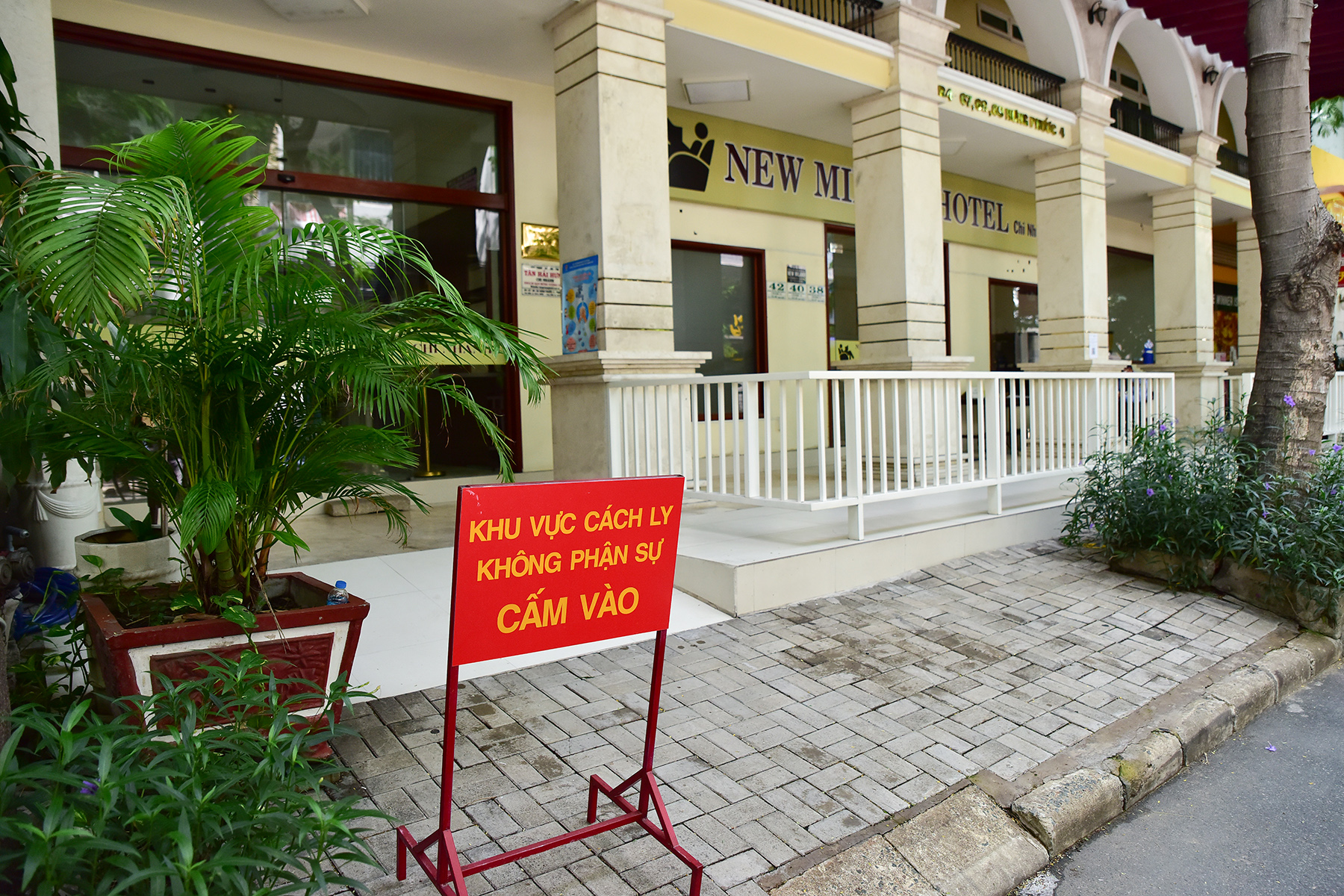 Khử khuẩn tại khu vực khách sạn nơi đội tuyển Việt Nam cách ly ở TP.HCM - 1