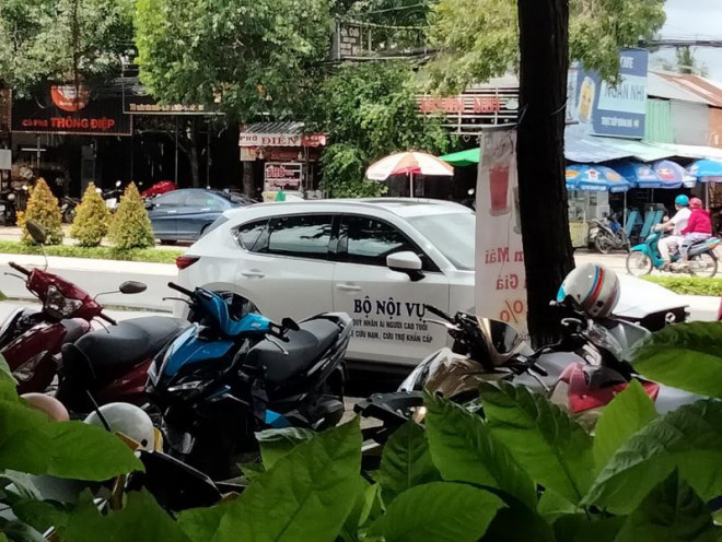 Sẽ xử lý xe biển trắng ghi tên Bộ Nội vụ bên hông - 3