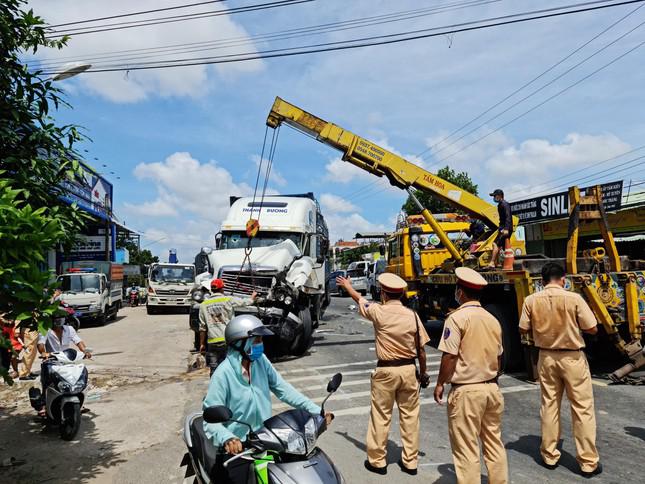 Tài xế xe đầu kéo "thông chốt" kiểm dịch gây tai nạn liên hoàn - 3