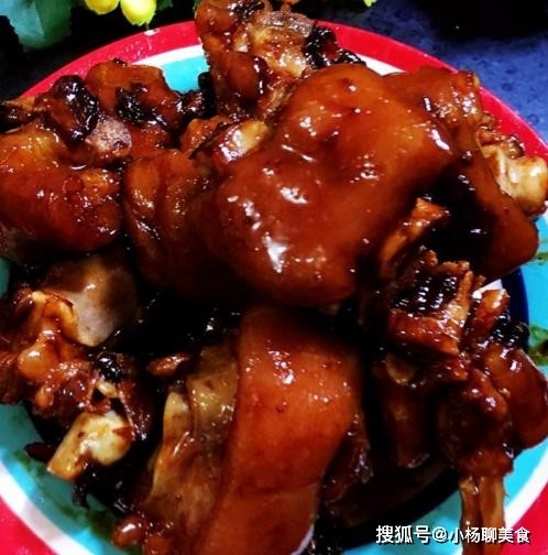 Chỉ cần làm bước này, món chân giò hầm thơm ngon, béo ngậy mà không ngấy - 1