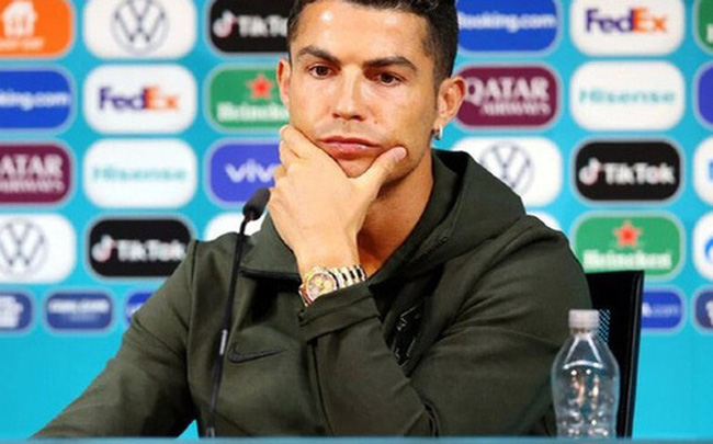 Nhận được khoản tiền khổng lồ tài trợ cho EURO 2020, UEFA nói gì sau hành động “gây bão” của Ronaldo? - 1
