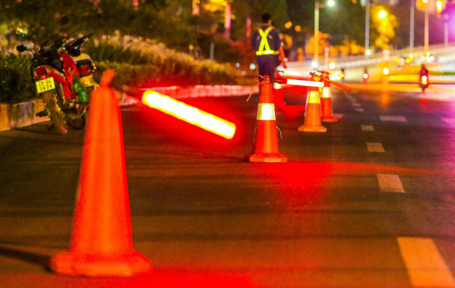 Hà Nội di dời hàng cây phong lá đỏ trong đêm - 4