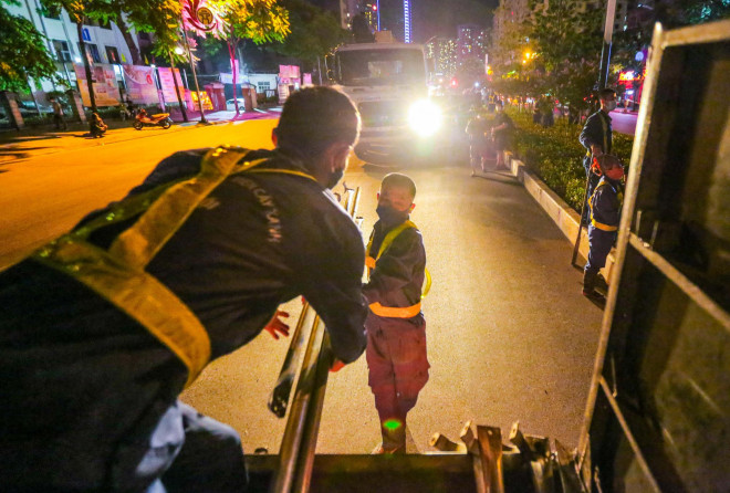 Hà Nội di dời hàng cây phong lá đỏ trong đêm - 13