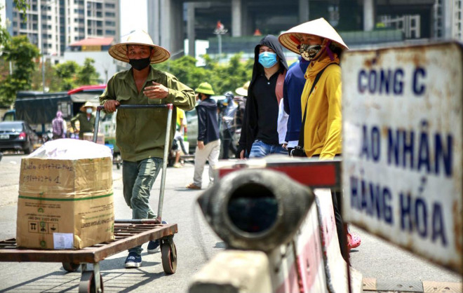 Người lao động mưu sinh ở bến xe Mỹ Đình mướt mồ hôi trong đợt nắng đỉnh điểm - 4