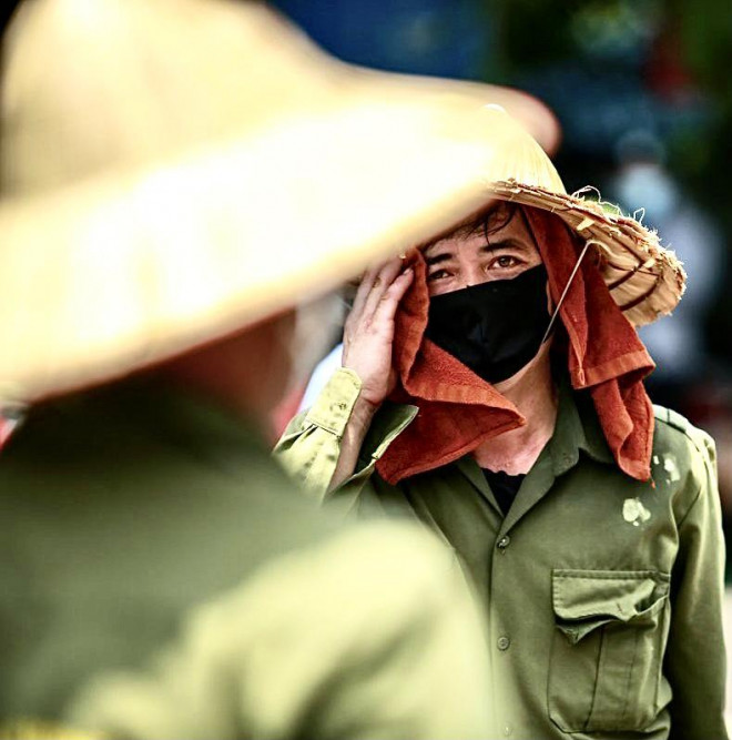 Người lao động mưu sinh ở bến xe Mỹ Đình mướt mồ hôi trong đợt nắng đỉnh điểm - 6