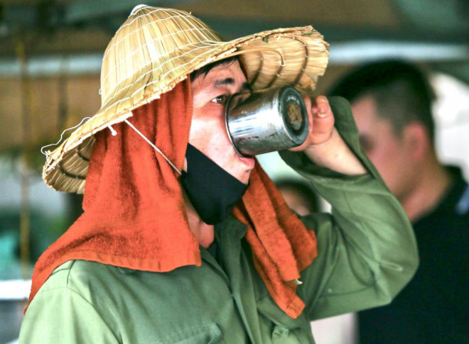 Người lao động mưu sinh ở bến xe Mỹ Đình mướt mồ hôi trong đợt nắng đỉnh điểm - 3