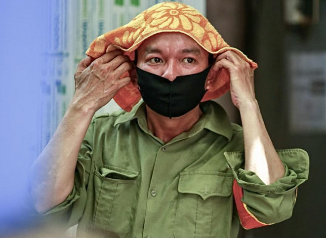 Người lao động mưu sinh ở bến xe Mỹ Đình mướt mồ hôi trong đợt nắng đỉnh điểm - 8