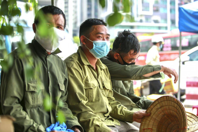 Người lao động mưu sinh ở bến xe Mỹ Đình mướt mồ hôi trong đợt nắng đỉnh điểm - 10