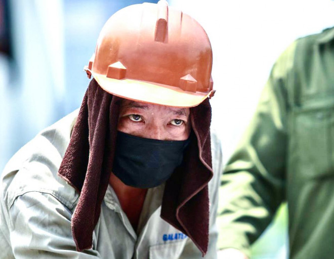 Người lao động mưu sinh ở bến xe Mỹ Đình mướt mồ hôi trong đợt nắng đỉnh điểm - 7