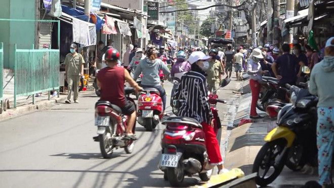Quận Gò Vấp: Tiểu thương “to tiếng” khi bị dẹp chợ tự phát - 2