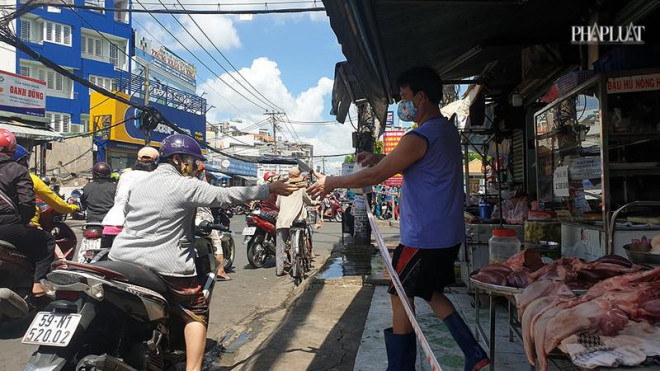 Quận Gò Vấp: Tiểu thương “to tiếng” khi bị dẹp chợ tự phát - 6