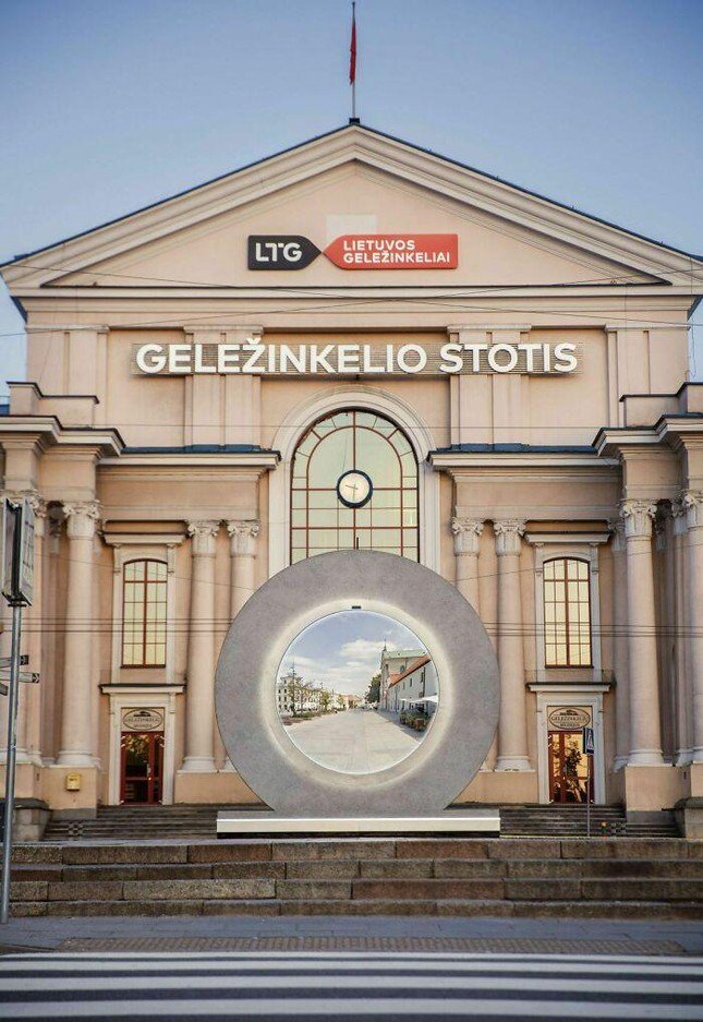 Độc đáo "cổng xuyên không" nối 2 đất nước như trong phim viễn tưởng - 2