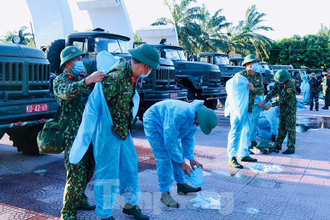 Bộ đội, xe đặc chủng phun 1,5 tấn hóa chất khử khuẩn trên diện rộng ở TP Vinh - 3