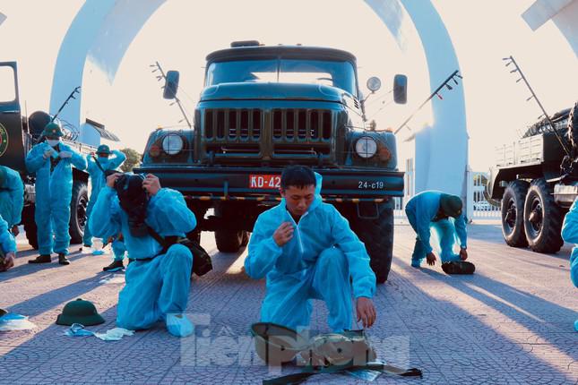 Bộ đội, xe đặc chủng phun 1,5 tấn hóa chất khử khuẩn trên diện rộng ở TP Vinh - 2