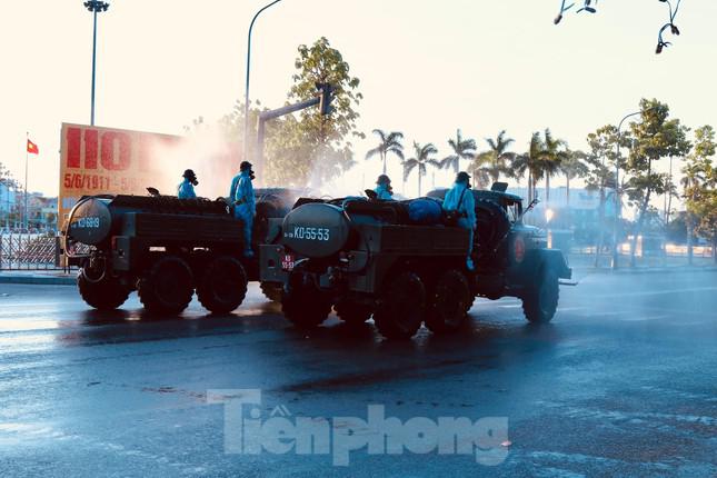 Bộ đội, xe đặc chủng phun 1,5 tấn hóa chất khử khuẩn trên diện rộng ở TP Vinh - 8