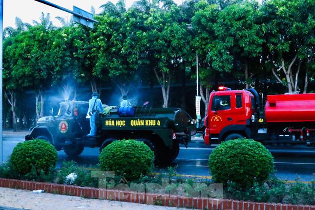 Bộ đội, xe đặc chủng phun 1,5 tấn hóa chất khử khuẩn trên diện rộng ở TP Vinh - 11