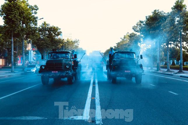 Bộ đội, xe đặc chủng phun 1,5 tấn hóa chất khử khuẩn trên diện rộng ở TP Vinh - 6